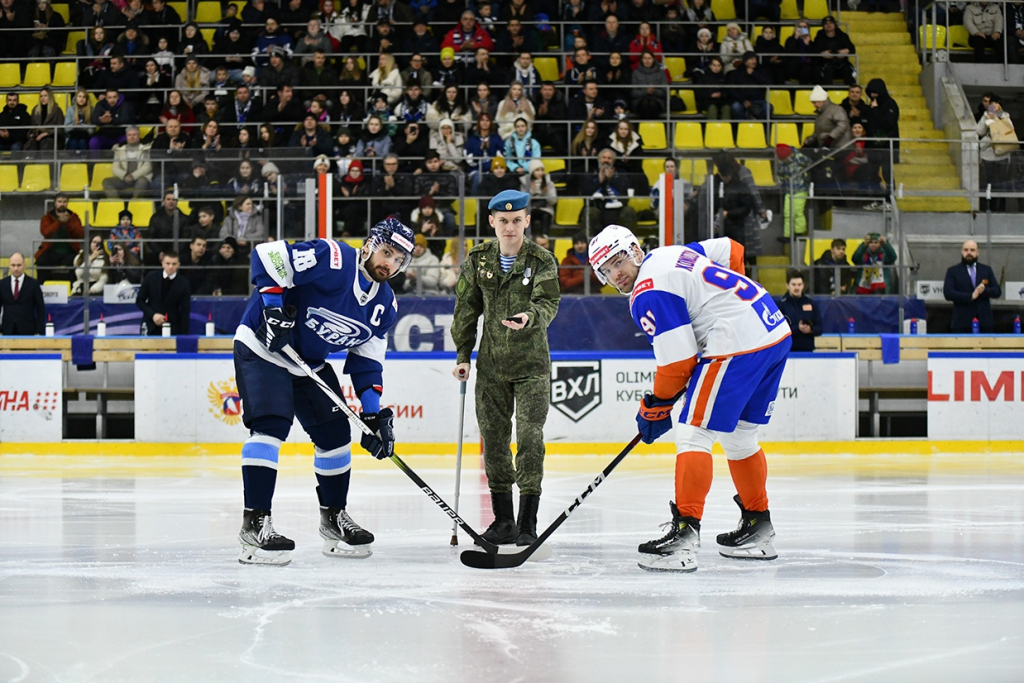 Вбрасывание произвел герой-десантник